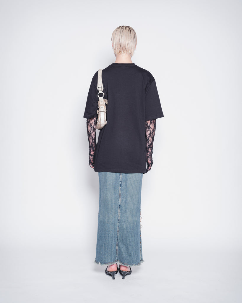 Model black oversize t-shirt. Picture from back. 